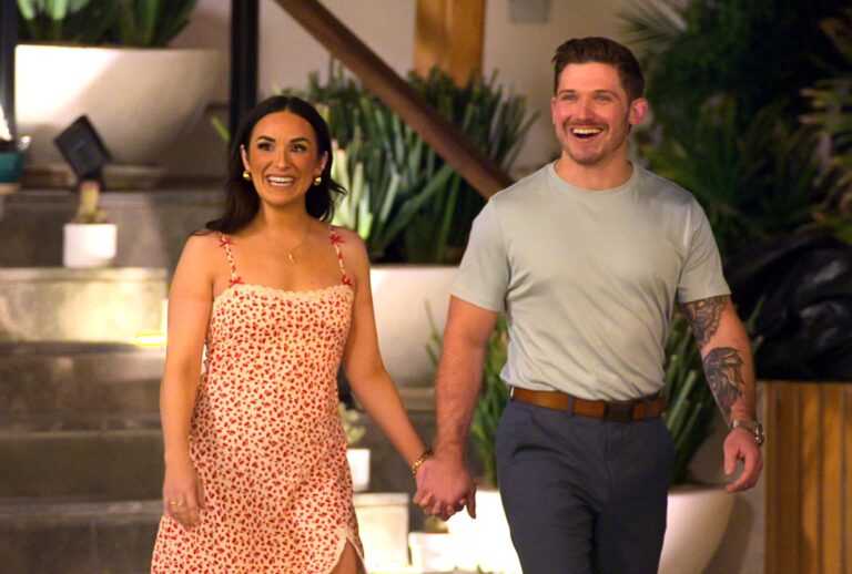 Jessica Barrett and Chris Fusco in "Love is Blind" (Netflix)