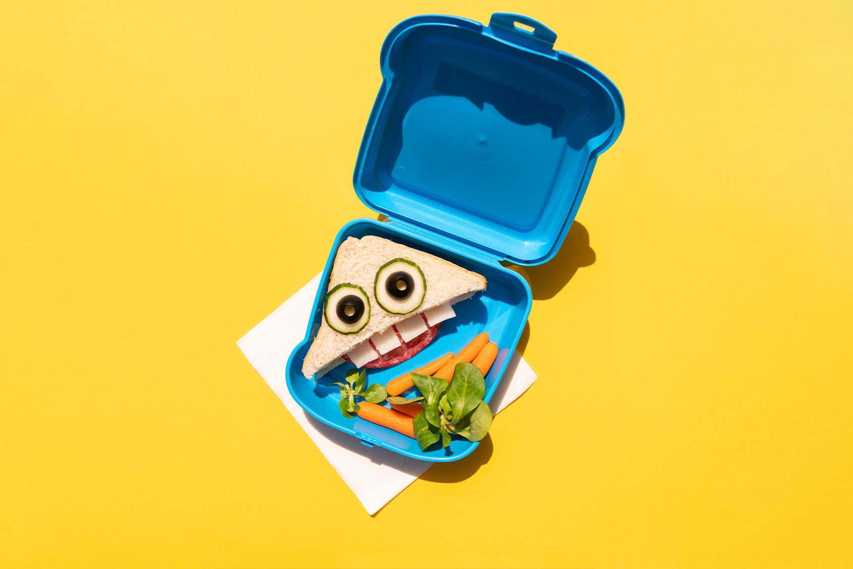 Lunch box with carrot and funny looking sandwich (Getty Images/Westend61)